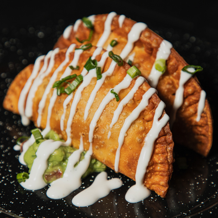 Empanadas de chicharrón en salsa verde